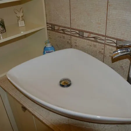 Villa's Apt شقة فلورا